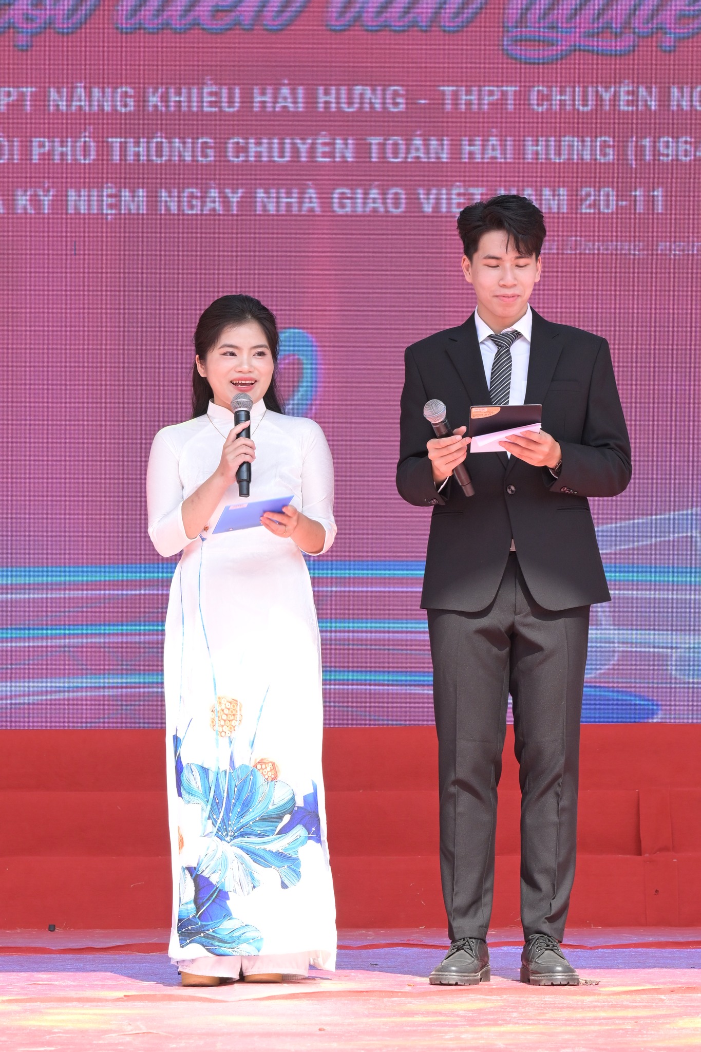 Nhấn để phóng to